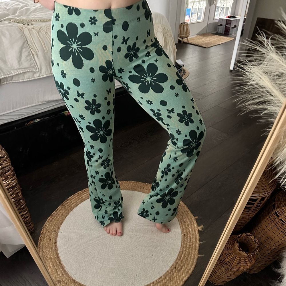 Urban Outfitters Women’s Extra Small Bryn Floral Green Pull On Flare Pants